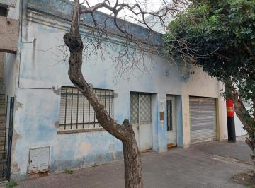 Casa · 200m² · Casa Al Frente y 4 Deptos a Terminar.