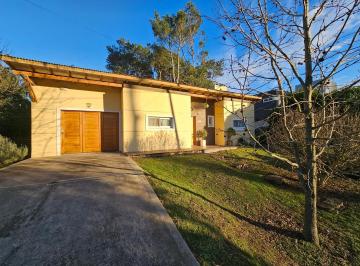 Casa · 108m² · 3 Ambientes · 1 Cochera · Casa de Tres Ambientes con Parque y Piscina