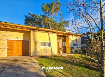 Casa · 108m² · 3 Ambientes · 1 Cochera · Casa de Tres Ambientes con Parque y Piscina