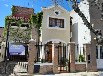 Casa · 140m² · 3 Ambientes · 2 Cocheras · Casa de 2 Dorm. con Cochera y Jardín en Arroyito
