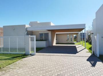 Casa de 5 ambientes, Funes · Casa a Estrenar de Tres Dorm. con Jardin en Barrio Don Mateo