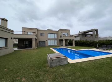 Casa · 300m² · 6 Ambientes · 6 Cocheras · Casa Venta Terravista 6 Amb Lote Central Permuta Financia