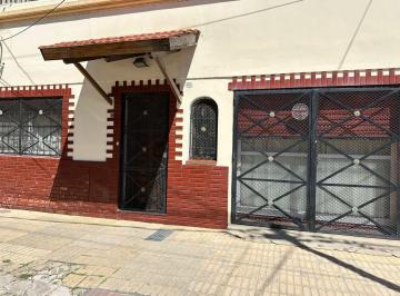 Casa de 5 ambientes, Lanús · En Venta Sobre Av Eva Peron Exc. Ubic. Chalet 5 Amb C/ Patio y Terraza en Lanus