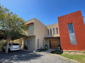 Casa de 8 ambientes, Córdoba · Hermosa Casa en Venta - Complejo Cerrado Villa Warcalde - Av Jose Eguia Zanon