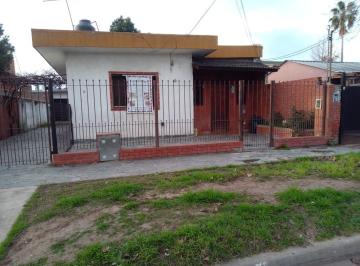 Casa · 150m² · 5 Ambientes · 4 Cocheras · Casa Multifamilar, Casa 3 Amb, Frente y Casa de 3 Amb Fond