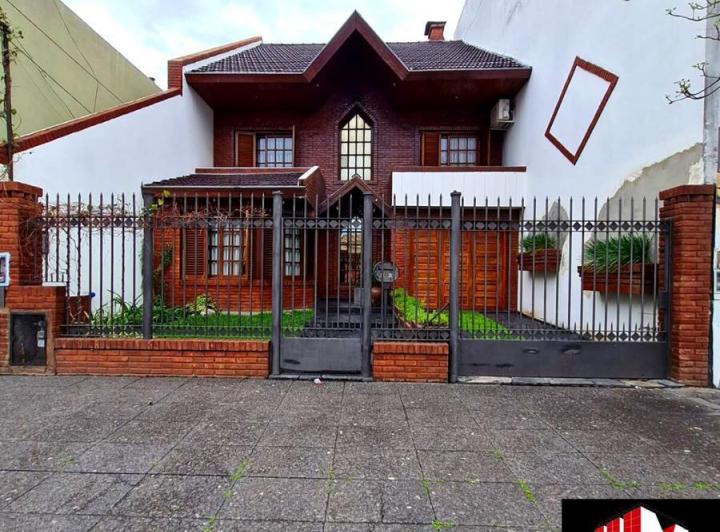 Casa · 324m² · 5 Ambientes · 2 Cocheras