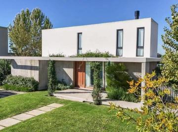 Casa · 160m² · 4 Ambientes · 4 Cocheras · Excelente Casa en Alquiler a La Laguna Area 1 San Sebastian