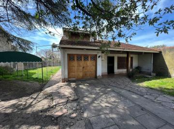 Casa de 4 ambientes, Esteban Echeverría · Linda Casa 4 Ambientes en Gran Zona, Sobre Imponente Lote con Pileta