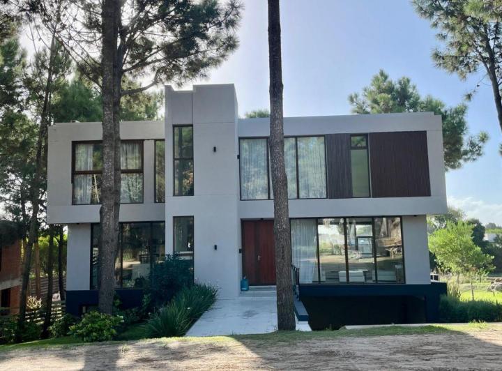 Casa · 500m² · 9 Ambientes · 2 Cocheras