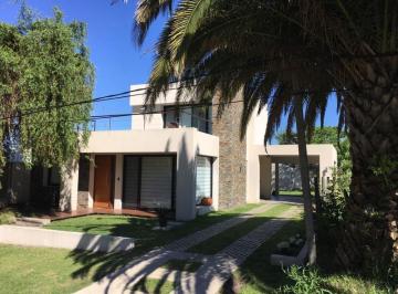Casa · 177m² · 5 Ambientes · 1 Cochera · House - Colonia del Sacramento