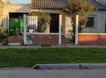Frente · Oportunidad Casa a Reciclar en Venta de 3 Ambientes en Quilmes