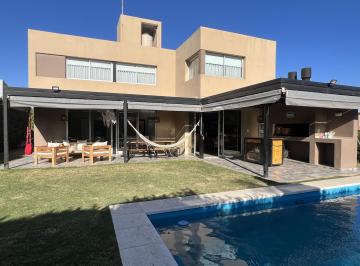 Casa · 234m² · 5 Ambientes · 2 Cocheras · ¡Venta! Hermosa Casa en La Morada