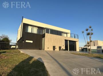 Casa · 310m² · 4 Ambientes · 1 Cochera · Venta Casa de 4 Ambientes con Piscina en Greenville - Berazategui