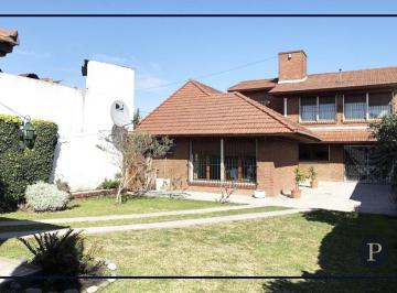 Casa · 249m² · 5 Ambientes · 2 Cocheras · Venta Chalet en Barrio San Cayetano