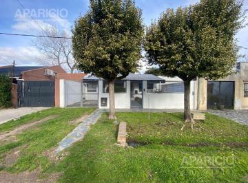 Casa · 67m² · 4 Ambientes · 1 Cochera · Casa en 33 Entre 144 y 145