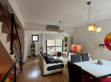 Casa · 120m² · 4 Ambientes · 1 Cochera · Hermoso PH con Cochera y Terraza en Villa del Parque!