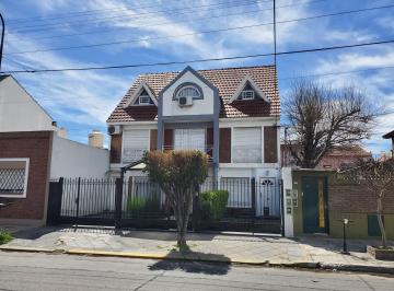 Casa de 4 ambientes, La Matanza · Casa Tipo Triplex en Alquiler en Ramos Mejía con Cochera, Fondo y Quincho.