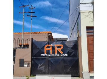 Bodega-Galpón · 205m² · Galpon Comercial y Casa en Calle Castelli