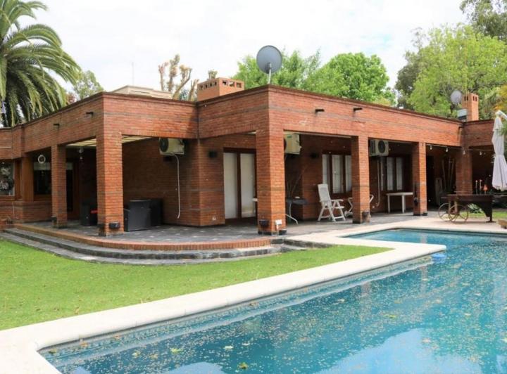 Casa · 370m² · 5 Ambientes · 2 Cocheras