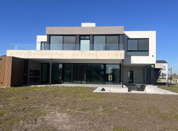 Casa · 1183m² · 6 Ambientes · 3 Cocheras · Casa en La Providencia Canning