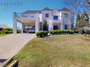 Casa · 654m² · 9 Ambientes · Venta Casa 5 Dorm. Sobre Lote de 2200 m en Estancias Golf