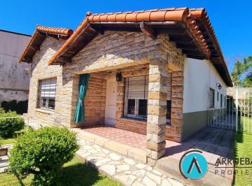 Casa · 175m² · 4 Ambientes · 5 Cocheras · Venta Casa Sobre Doble Lote en Lanus Este