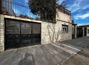 Casa · 140m² · 3 Ambientes · 1 Cochera · Venta Casa + Depto Merlo Norte Centro