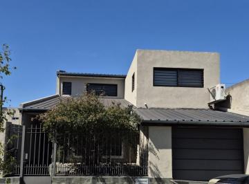 Casa · 165m² · 5 Ambientes · 1 Cochera · Venta - Casa en Excelente Estado