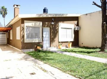 Casa de 7 ambientes, Rosario · Casa de 3 Dorm. con Jardin, Pileta y Quincho en Saladillo