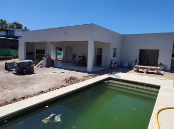 Casa · 180m² · 4 Ambientes · 3 Cocheras · Casa en Venta en Obra Avanzada, San Matias, Escobar