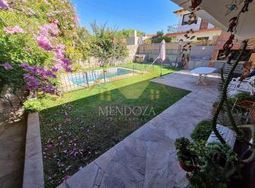 Casa · 300m² · 5 Dormitorios · 2 Cocheras · Venta de Casa en B° Privado "Dalvian"