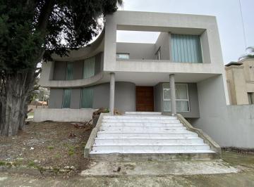 Casa · 200m² · 5 Ambientes · 6 Cocheras · Casa Moderna de Categoría en Castelar Norte