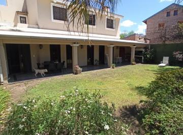 Casa de 6 ambientes, Córdoba · Venta Casa Apto Credito de Categoría en Urca - 5 Dorm. y Cochera