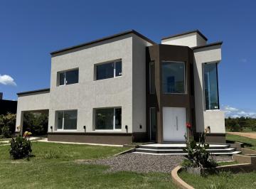 Casa · 137m² · 5 Ambientes · 2 Cocheras · Casa en Venta Colón Barrio Los Bretes