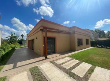Casa · 650m² · 4 Ambientes · 3 Cocheras · Impecable Casa Moderna Sobre Lote Central en Country Club Mapuche