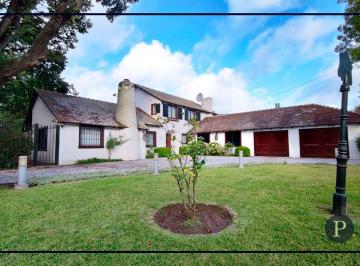 Casa · 320m² · 8 Ambientes · 2 Cocheras · Importante Chalet Barrio Los Troncos