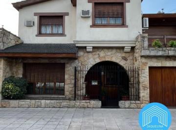 Casa · 198m² · 4 Ambientes · 1 Cochera · Chalet. 4 Amb. en Venta. con Patio y Garage Cubierto