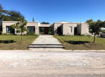 Casa de 4 ambientes, Luján · "Hermosa Casa en Alquiler en Everlinks Club de Golf, Luján"