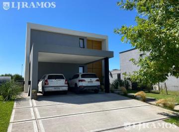 Casa · 165m² · 4 Dormitorios · 2 Cocheras · Casa - Araucarias