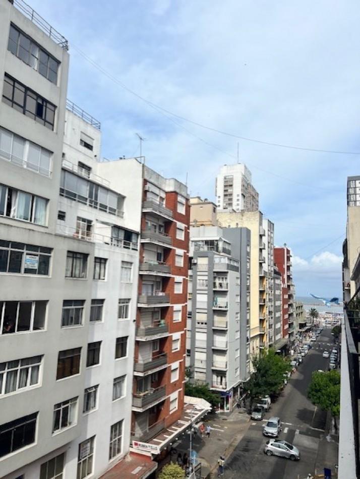 Centro: departamento 3 amb, con dependencia, luminoso! Dormitorios al frente con balcón sobre Corrientes.