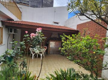 Casa de 5 ambientes, Villa Urquiza · Casa en 3 Plantas con Garaje, Jardín, Parrilla.