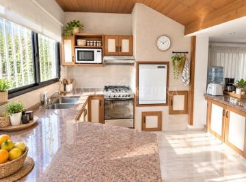 Casa · 200m² · 4 Ambientes · 1 Cochera · Permuta Casa Dormitorio en Suite y Jardín