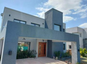 Casa · 214m² · 5 Ambientes · 2 Cocheras · Casa en Venta en El Aljibe