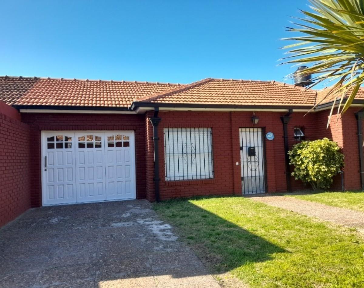 Soleada casa de 3 ambientes en lote propio