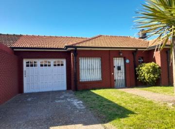 Casa · 90m² · 3 Ambientes · 2 Cocheras · Soleada Casa de 3 Ambientes en Lote Propio