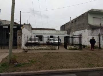Casa · 137m² · 5 Dormitorios · 1 Cochera · Propiedad con Dos Viviendas Una a Refaccionar y Otra Terminada en Venta en Laferrere
