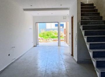 Casa · 90m² · 3 Ambientes · 1 Cochera · Duplex Venta La Plata