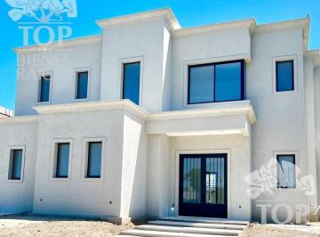 Casa · 230m² · 6 Ambientes · Casa en Venta en Riberas, Puertos, Escobar