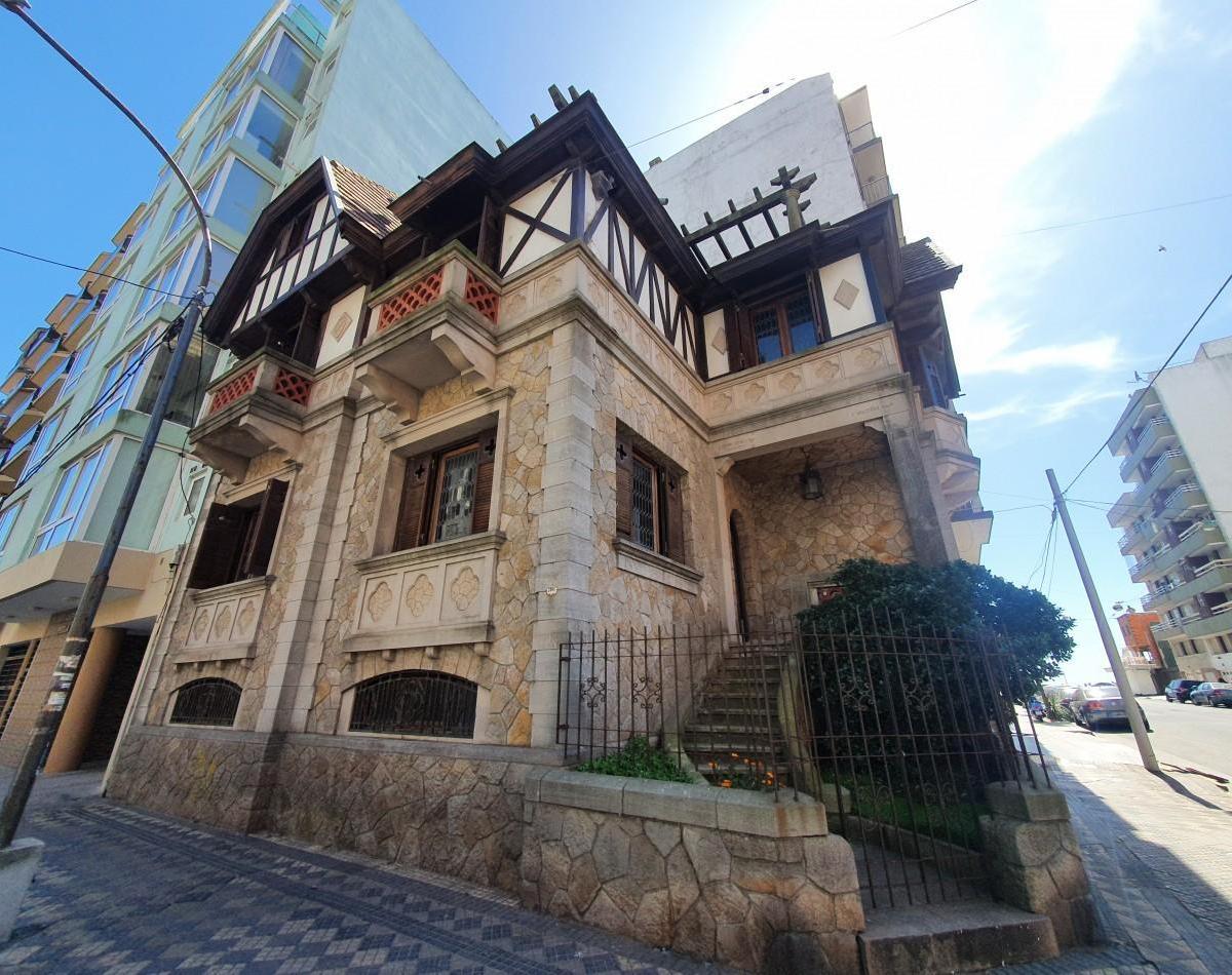 Chalet de La Pérgola, clásico de piedra de cuatro plantas en el centro de Mar del Plata