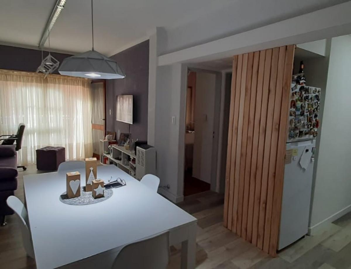 Departamento de 2 ambientes en planta baja con cochera cubierta, fija y designada